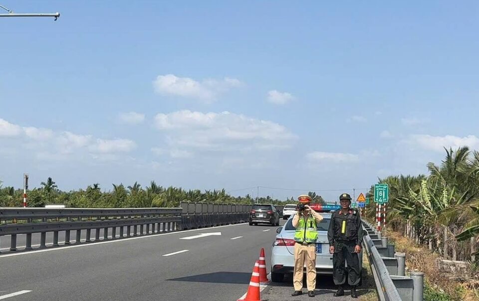 truong-hop-nao-bat-buoc-dat-bien-canh-bao-sau-o-to-150-met-tren-cao-toc?