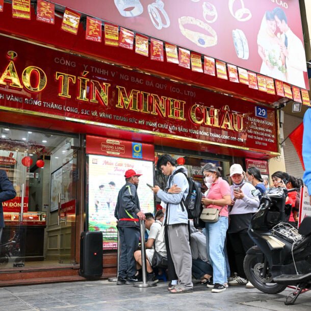 xep-hang-mua-vang-khi-bao-tin-minh-chau-mo-cua-tro-lai