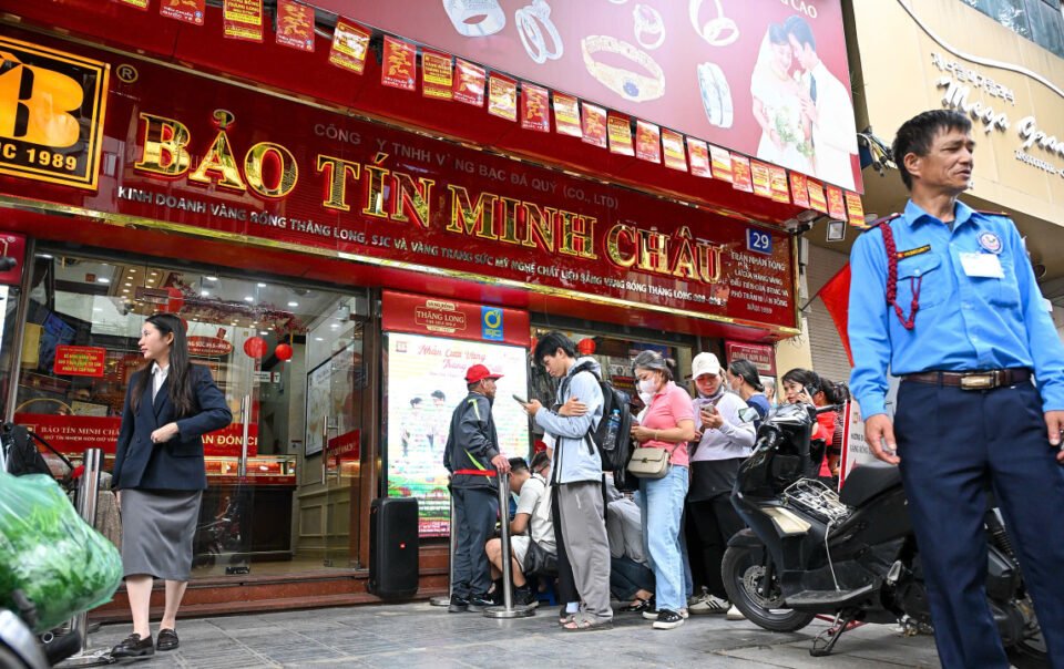 xep-hang-mua-vang-khi-bao-tin-minh-chau-mo-cua-tro-lai