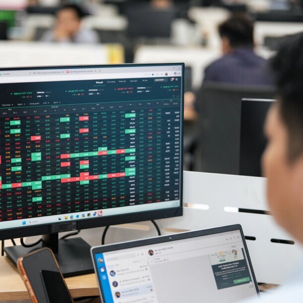 chung-khoan-27-3:-cac-chuyen-gia-nhan-dinh-ve-kich-ban-chien-su-iran-sap-toi