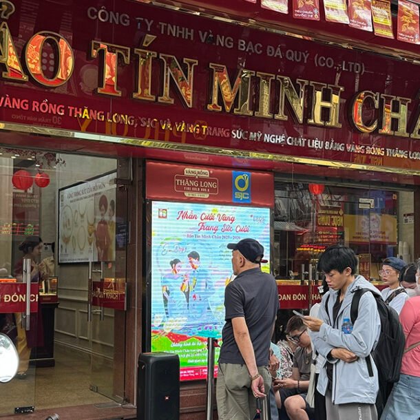 tiem-vang-bao-tin-minh-chau-hoat-dong-lai,-khach-chu-yeu-den-nhan-vang-theo-giay-hen