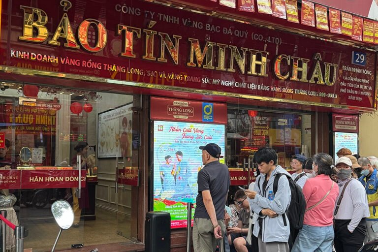 tiem-vang-bao-tin-minh-chau-hoat-dong-lai,-khach-chu-yeu-den-nhan-vang-theo-giay-hen
