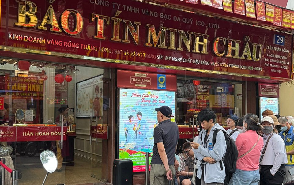 tiem-vang-bao-tin-minh-chau-hoat-dong-lai,-khach-chu-yeu-den-nhan-vang-theo-giay-hen