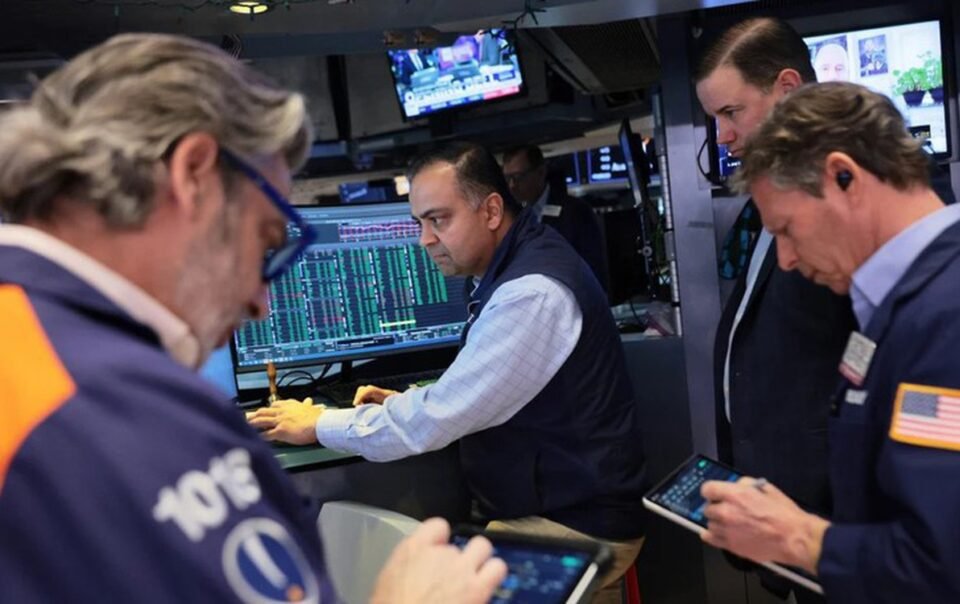 doc-nhanh-27-3:-gia-dau-vot-len,-chung-khoan-my-‘roi’-hon-500-diem,-du-bao-vn-index