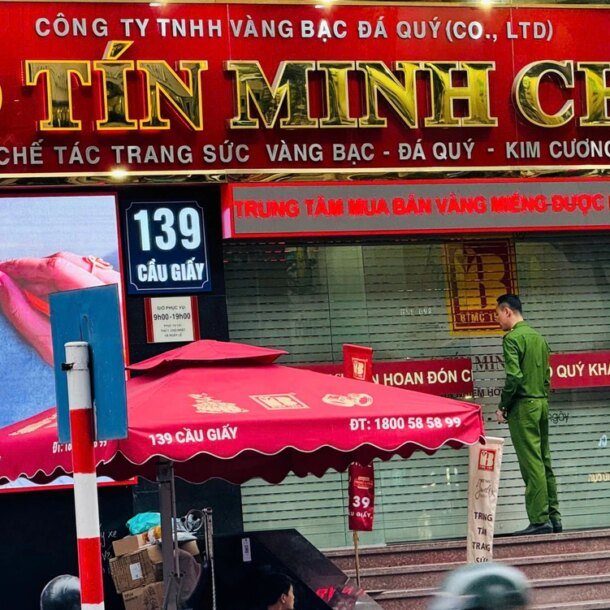cua-hang-vang-bao-tin-minh-chau-giao-dich-tro-lai-tu-12h-trua-nay-sau-khi-dot-ngot-dong-cua