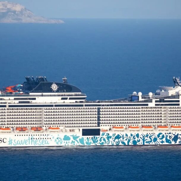 nhieu-du-thuyen-van-mac-ket-o-trung-dong