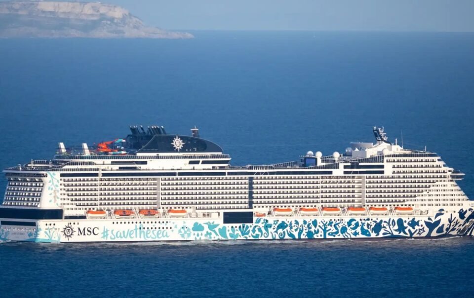 nhieu-du-thuyen-van-mac-ket-o-trung-dong