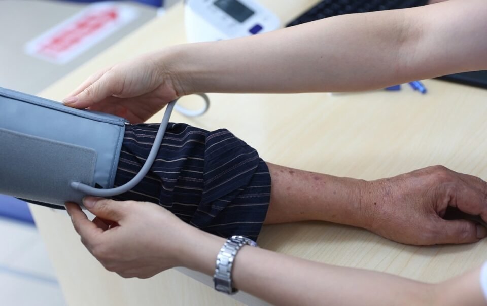 tang-huyet-ap-khien-nguoi-tre-guc-nga-khong-bao-truoc