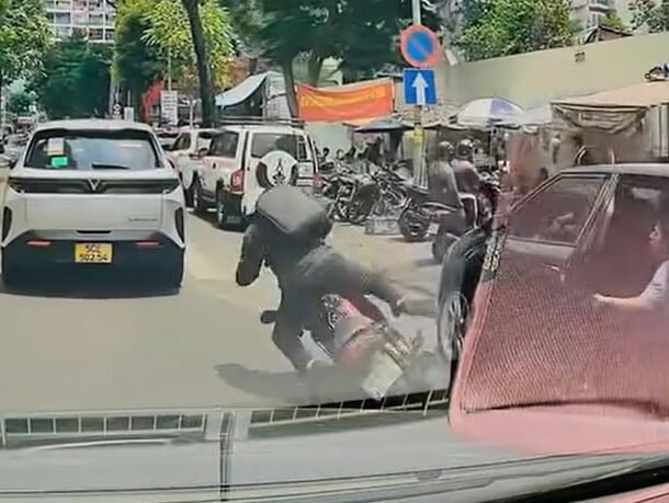 khach-mo-cua-xe-taxi-gay-tai-nan-ai-phai-chiu-trach-nhiem?