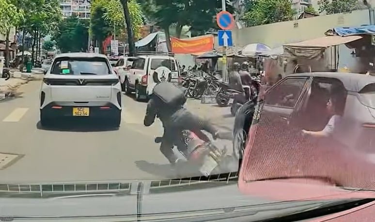 khach-mo-cua-xe-taxi-gay-tai-nan-ai-phai-chiu-trach-nhiem?