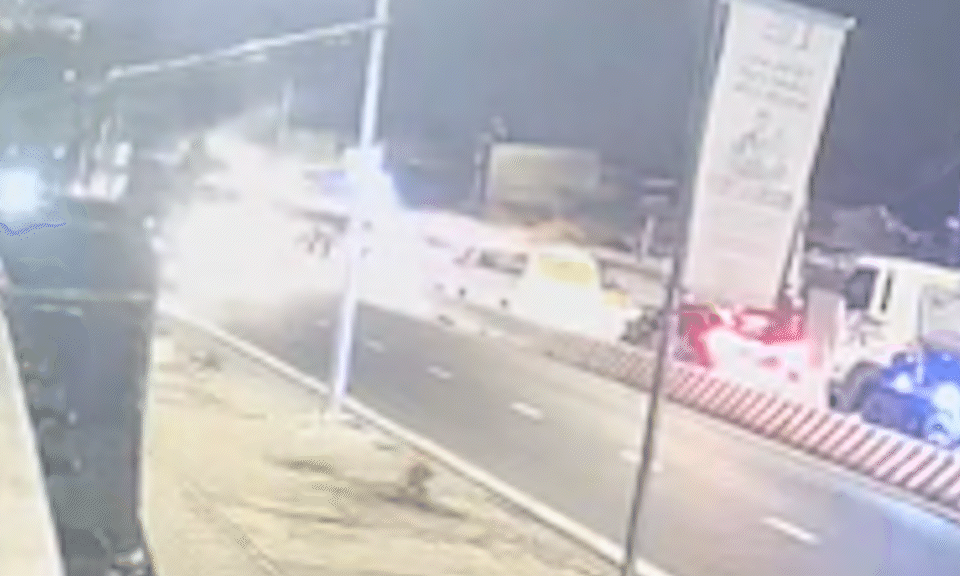 cu-va-cham-giua-hai-oto-khien-tam-thep-10-tan-roi-de-tai-xe