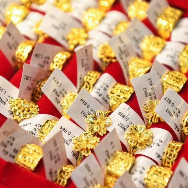 gia-vang-hom-nay-30/3/2026:-roi-thang-dung,-sjc-va-nhan-tron-giam-1,4-trieu-dong/luong