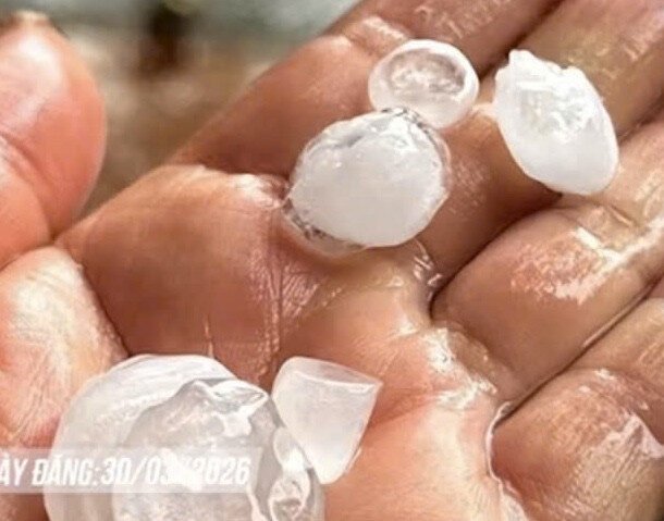 ha-noi-bat-ngo-mua-da-luc-rang-sang,-nhieu-nguoi-tinh-giac