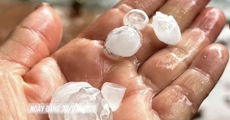 ha-noi-bat-ngo-mua-da-luc-rang-sang,-nhieu-nguoi-tinh-giac