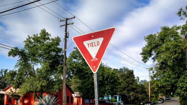 crypto’s-clarity-act-could-be-a-headwind-for-defi-tokens-ring-fencing-yield,-analyst-says