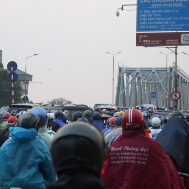 cau-chuong-duong-‘that-thu’-khi-ha-noi-cam-xe-qua-cau-long-bien