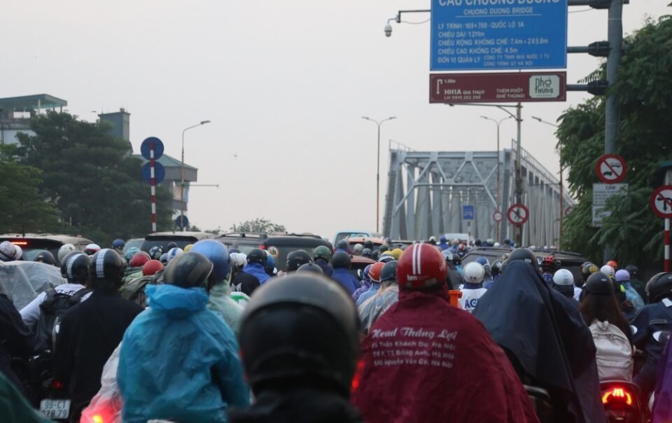 cau-chuong-duong-‘that-thu’-khi-ha-noi-cam-xe-qua-cau-long-bien