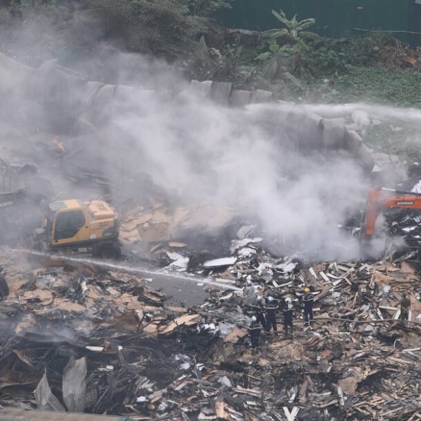 hien-truong-tan-hoang-sau-vu-chay-kho-xuong-lam-1-nguoi-tu-vong-o-ha-noi