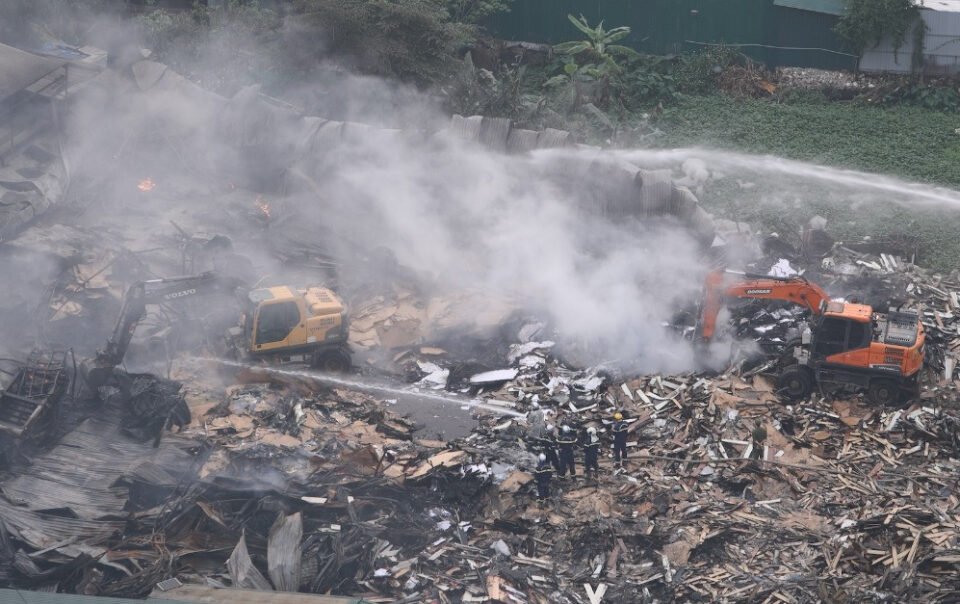 hien-truong-tan-hoang-sau-vu-chay-kho-xuong-lam-1-nguoi-tu-vong-o-ha-noi