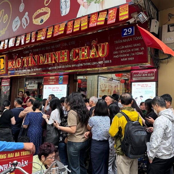 loat-tiem-vang-noi-tieng-o-ha-noi-vang-tanh,-bao-tin-minh-chau-mua-duoi-2-chi-giao-ngay