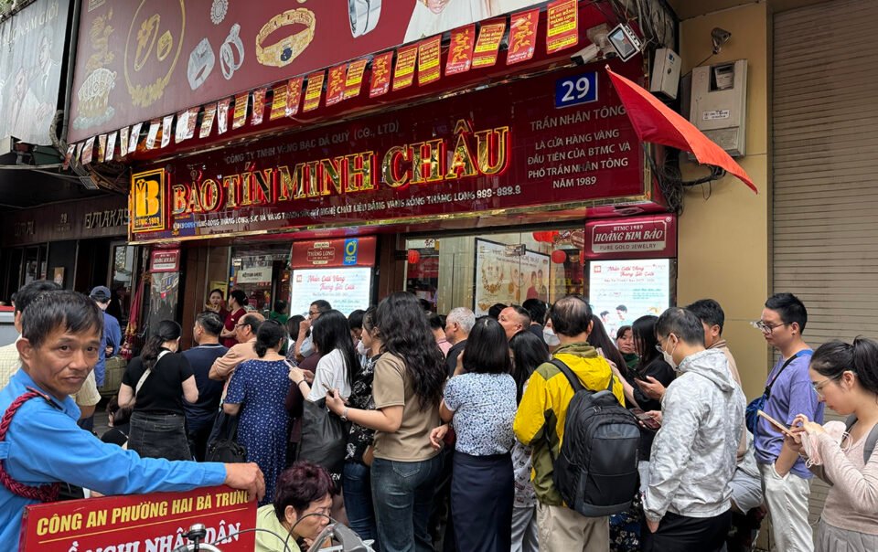 loat-tiem-vang-noi-tieng-o-ha-noi-vang-tanh,-bao-tin-minh-chau-mua-duoi-2-chi-giao-ngay