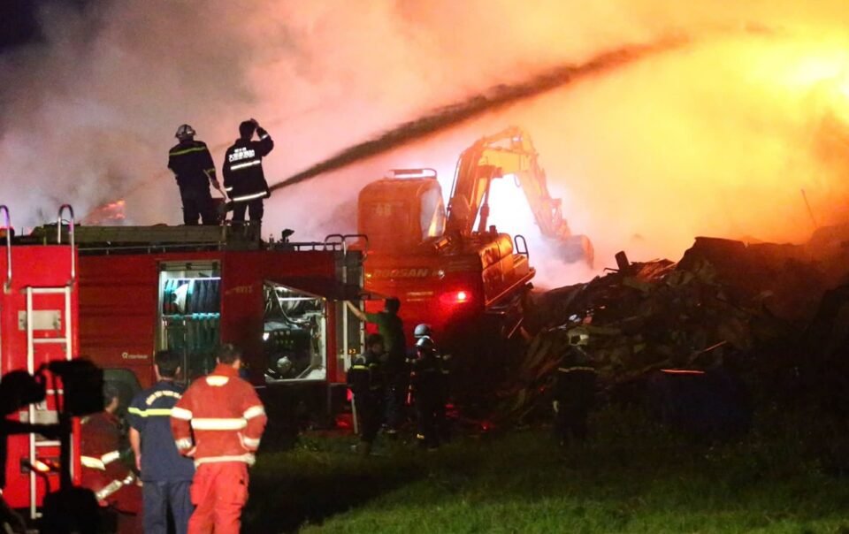 mot-nguoi-tu-vong-trong-vu-chay-kho-xuong-6.000-m2-tai-ha-noi