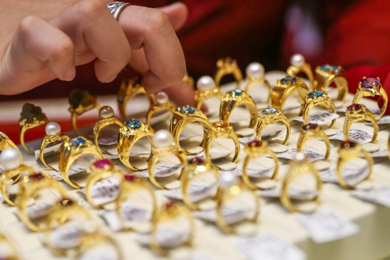gia-vang-bat-tang-tro-lai,-rui-ro-van-con-neu-‘phao-dai’-bi-xuyen-thung