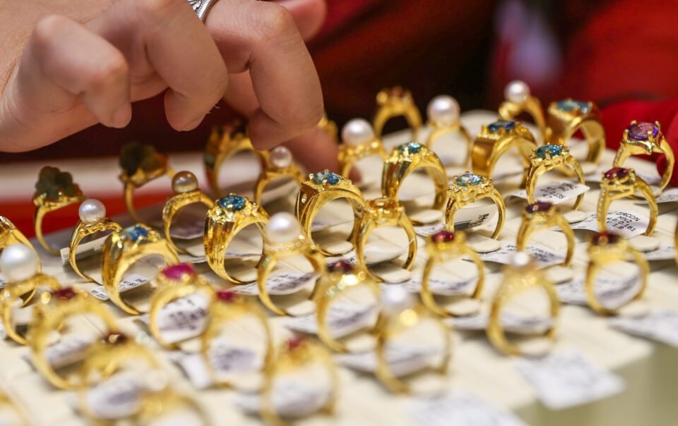 gia-vang-bat-tang-tro-lai,-rui-ro-van-con-neu-‘phao-dai’-bi-xuyen-thung