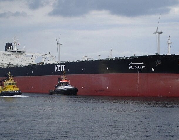 kuwait-cao-buoc-iran-tap-kich,-gay-chay-tau-dau-320.000-tan