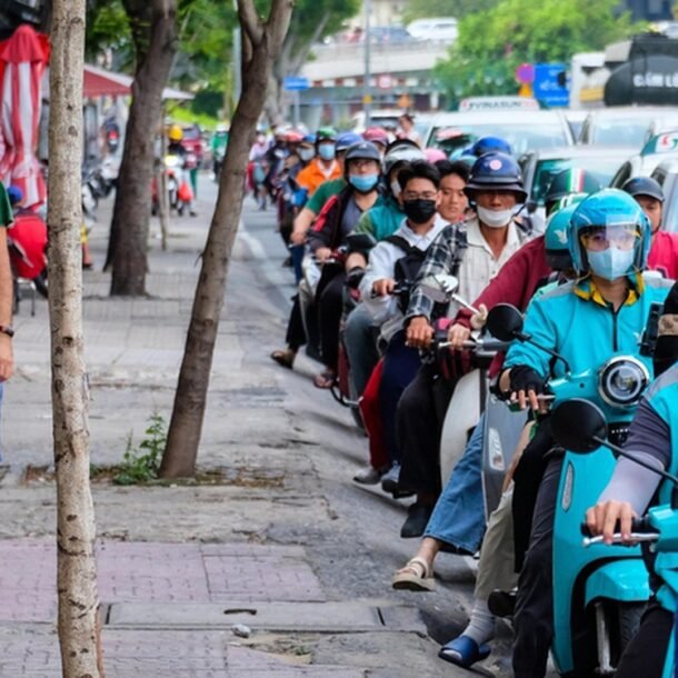 thoi-quen-moi-sang,-bo-vat-dung-vao-ba-lo-roi-di-bo-thong-dong-den-cong-ty