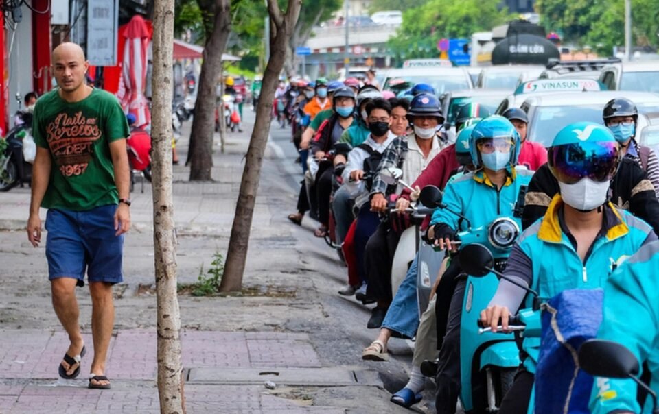 thoi-quen-moi-sang,-bo-vat-dung-vao-ba-lo-roi-di-bo-thong-dong-den-cong-ty