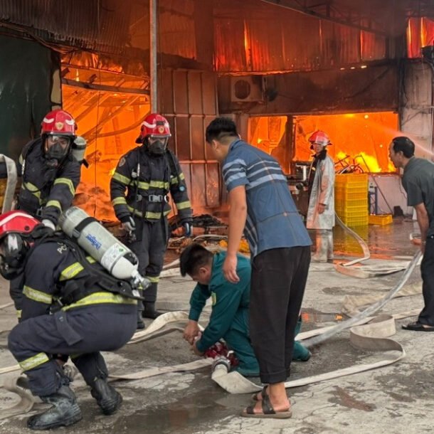 chay-lon-xuong-banh-keo-700-m²-o-ha-noi-luc-rang-sang