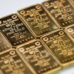 Vàng sụt giá mạnh do USD bật tăng trở lại