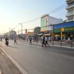 Leo dải phân cách cho kịp giờ làm, dù biết là nguy hiểm