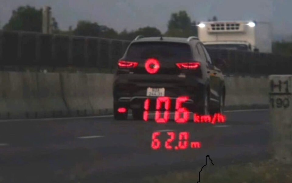 nu-tai-xe-chay-106km/h-tren-cao-toc-vinh-hao-–-phan-thiet-bi-tam-giu-phuong-tien