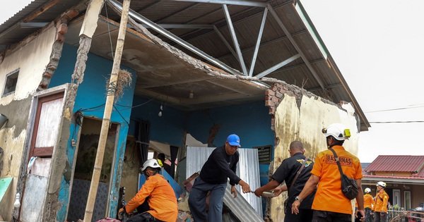 dong-dat-7,4-do-richter-xay-ra-o-indonesia,-canh-b&aacute;o-s&oacute;ng-than-nguy-hiem