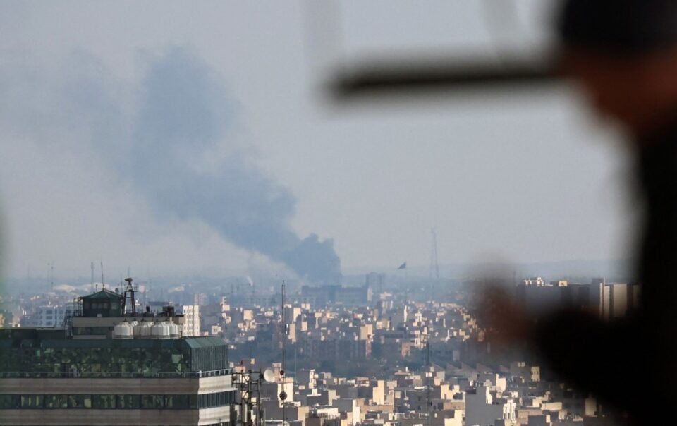 trung-dong-sang-2-4:-iran-tien-hanh-dot-tan-cong-moi-vao-israel-va-cac-can-cu-cua-my