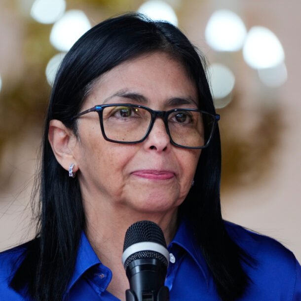 my-do-trung-phat-voi-tong-thong-lam-thoi-venezuela