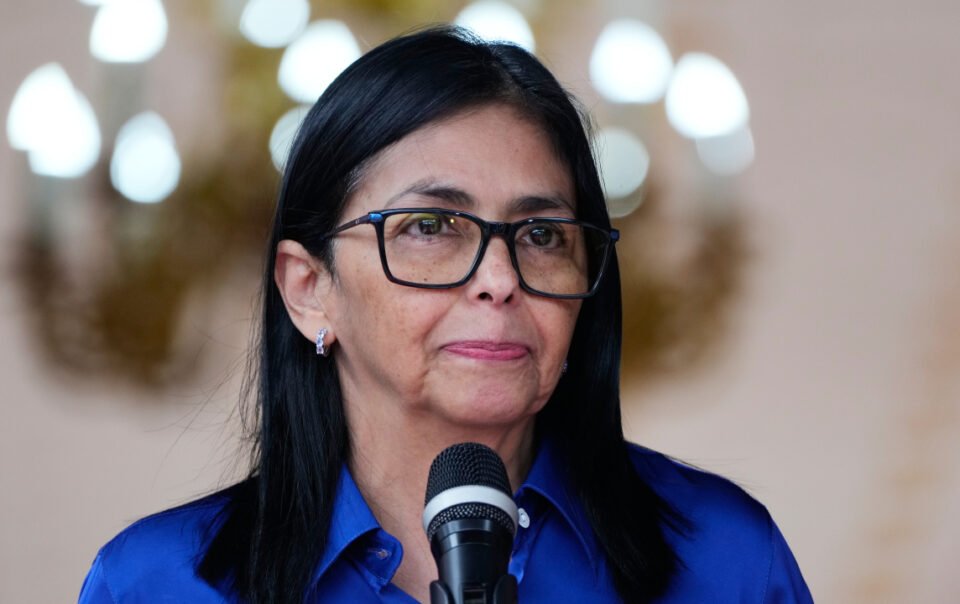 my-do-trung-phat-voi-tong-thong-lam-thoi-venezuela