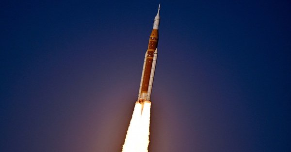 phi-h&agrave;nh-gia-nasa-khoi-h&agrave;nh-l&ecirc;n-mat-trang