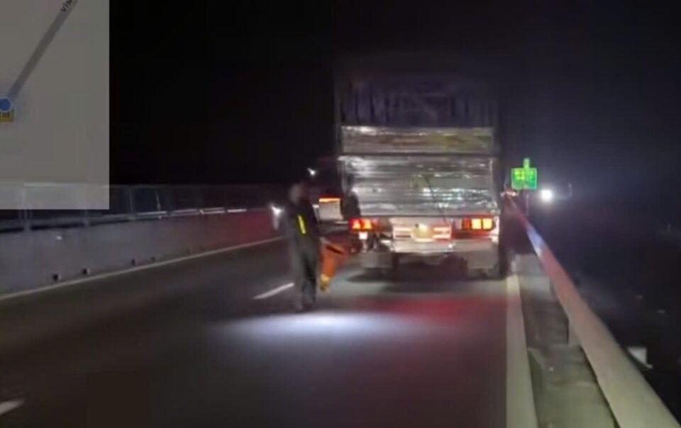 nam-tai-xe-bi-phat-vi-loi-chu-quan-khi-xe-gap-su-co-tren-cao-toc