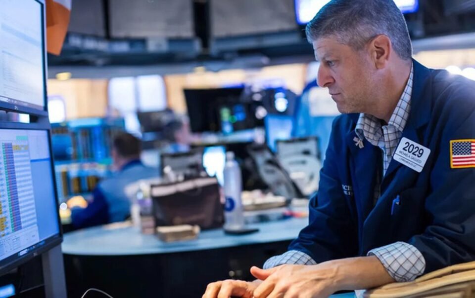 doc-nhanh-1-4:-gia-dau-sut-manh,-vang-tang,-chung-khoan-my-vot-hon-1.125-diem