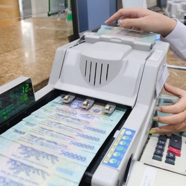 tin-tuc-sang-2-4:-lai-suat-lien-ngan-hang-ha-nhiet;-phat-hien-nha-thuoc-khong-phep,-thuoc-het-han