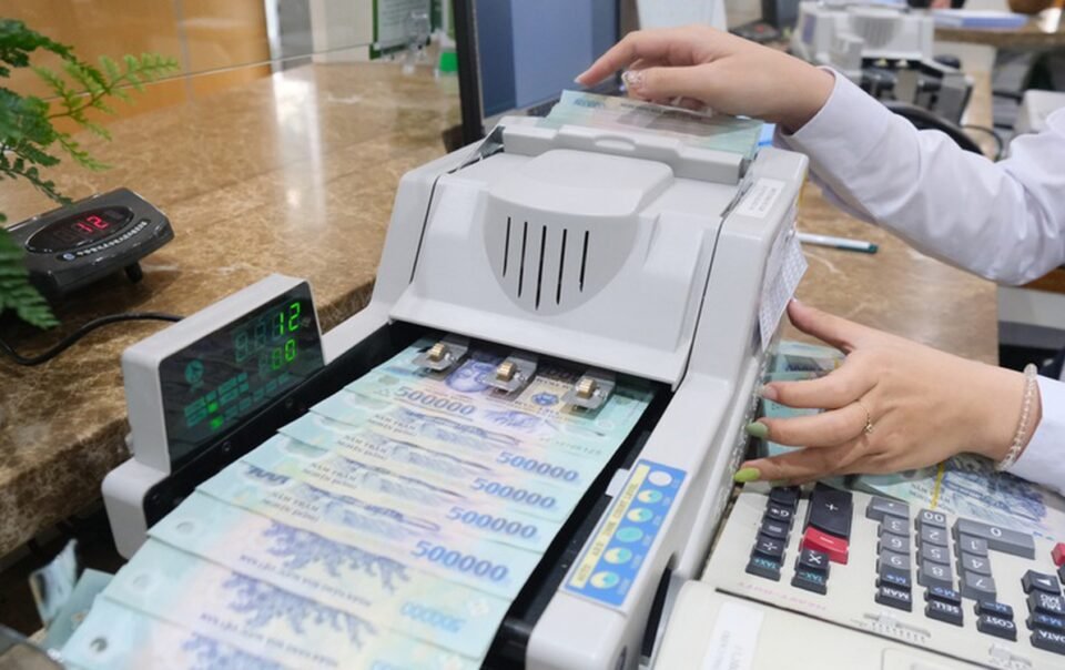 tin-tuc-sang-2-4:-lai-suat-lien-ngan-hang-ha-nhiet;-phat-hien-nha-thuoc-khong-phep,-thuoc-het-han