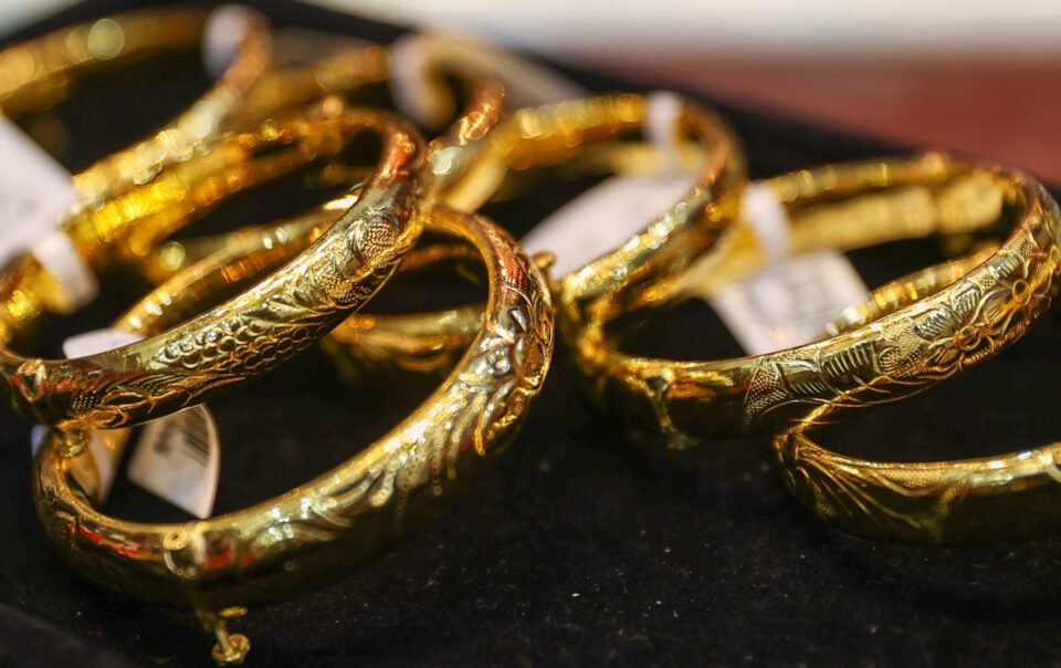 gia-vang-the-gioi-lai-tang-phi-ma,-vuot-4.600-usd/ounce