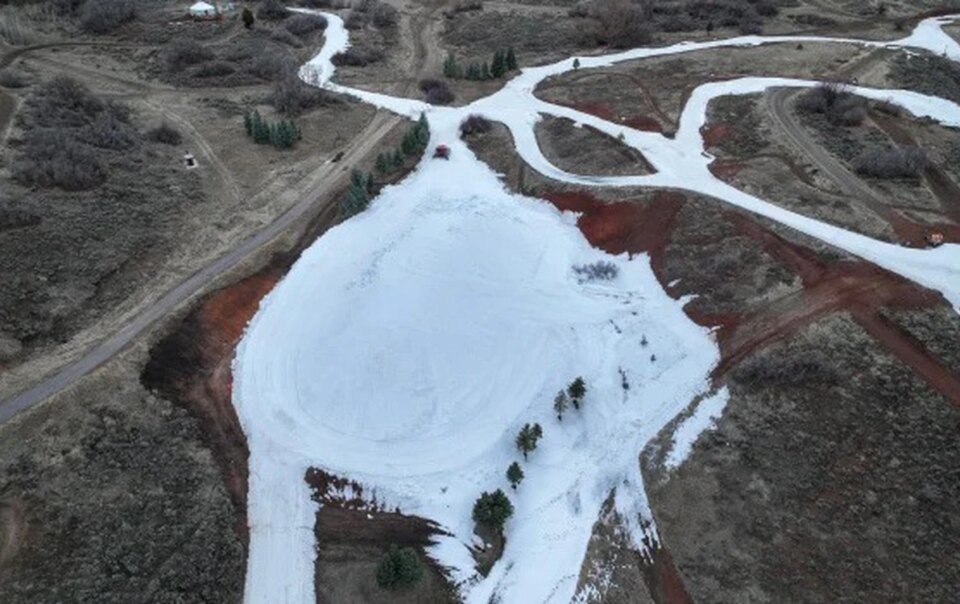 mua-dong-am-len,-khu-truot-tuyet-my-chuyen-sang-‘nuoi-tuyet’