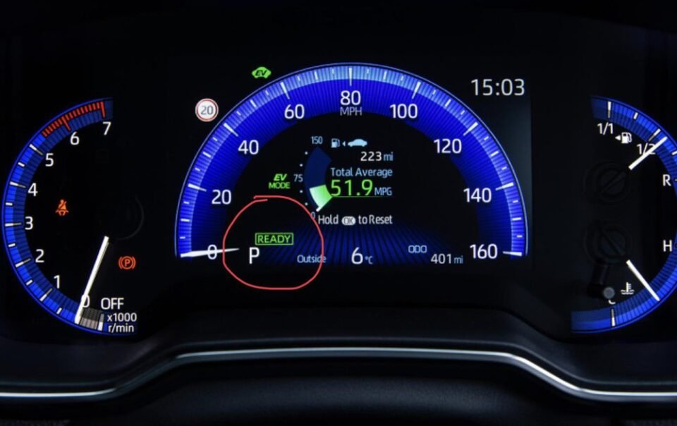 dau-hieu-nhan-biet-o-to-hybrid-san-sang-van-hanh-sau-khi-khoi-dong