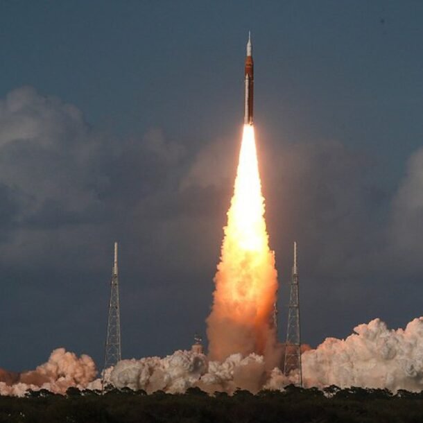 phi-hanh-gia-nasa-khoi-hanh-len-mat-trang-lan-dau-sau-hon-50-nam