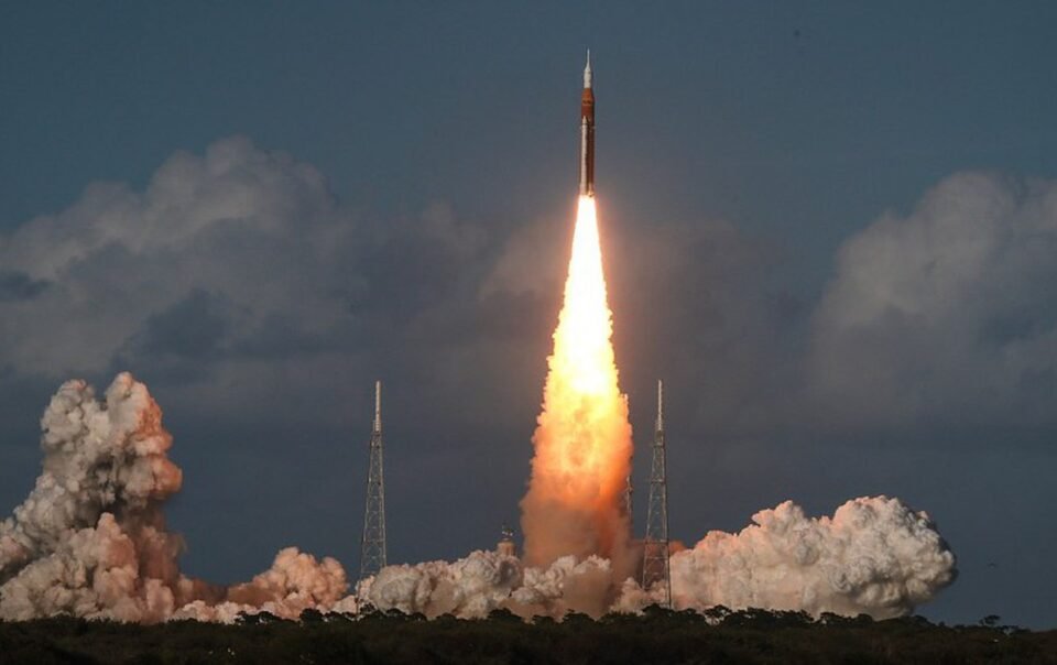 phi-hanh-gia-nasa-khoi-hanh-len-mat-trang-lan-dau-sau-hon-50-nam