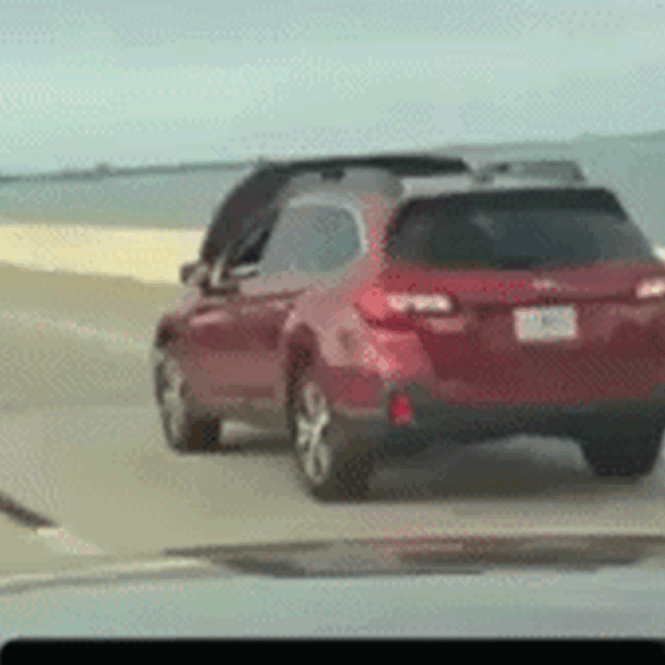 nap-capo-bat-tung-che-kin-kinh-lai,-tai-xe-van-diem-nhien-chay-xe-qua-cau